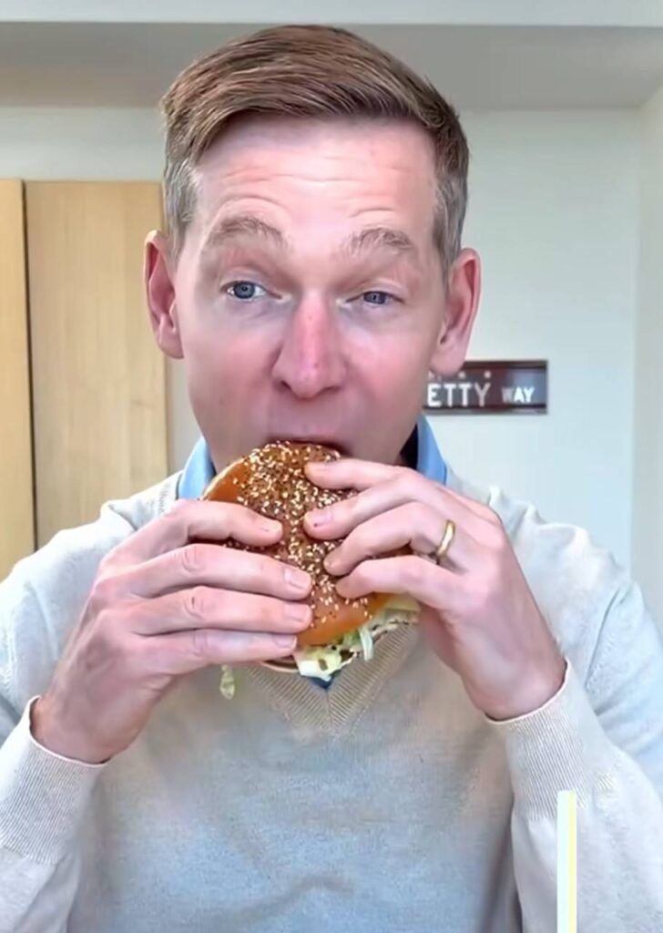CEO McDonalds куштує бургер
